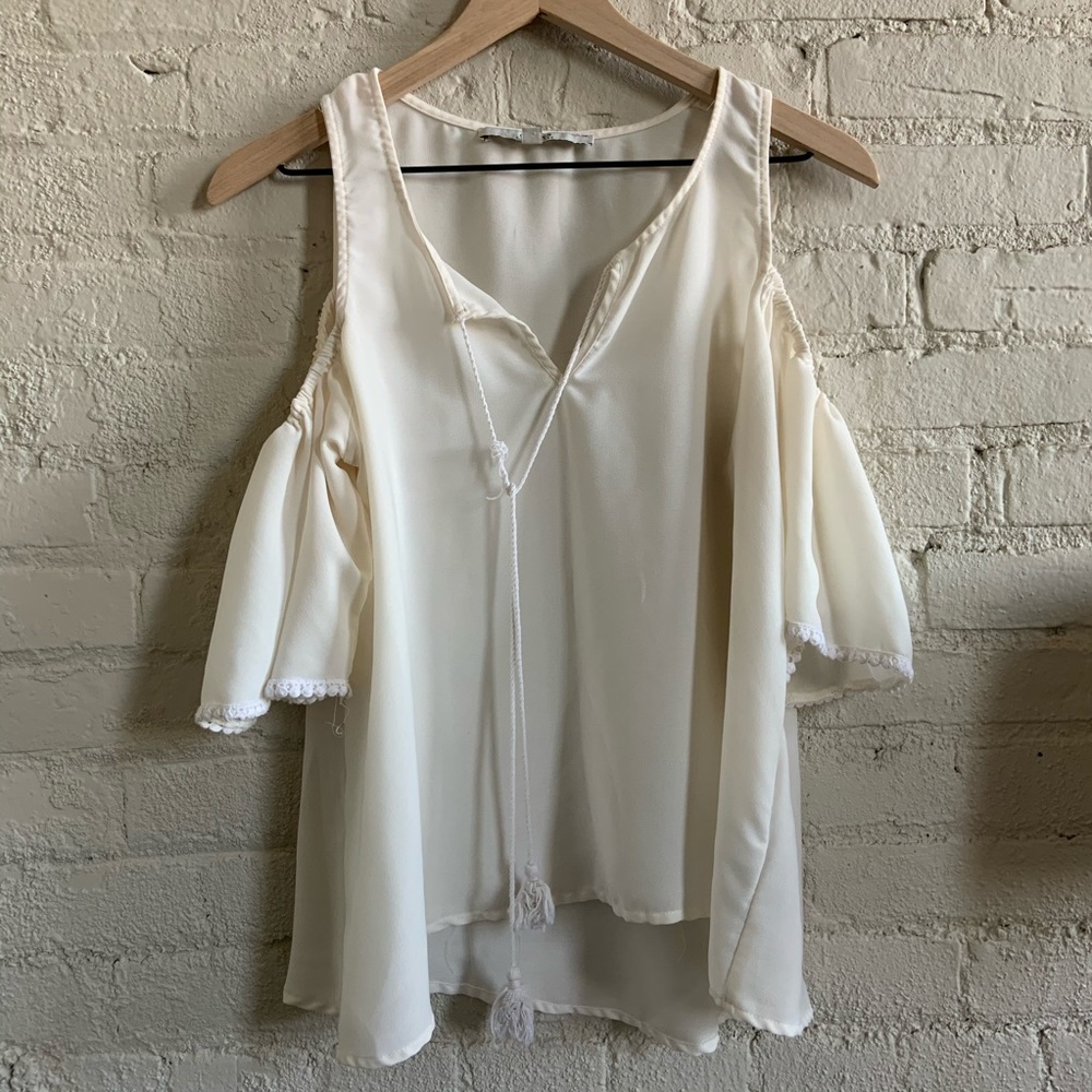 ✨3 for $10✨ Guess | Shoulder cut-out blouse - Sz S